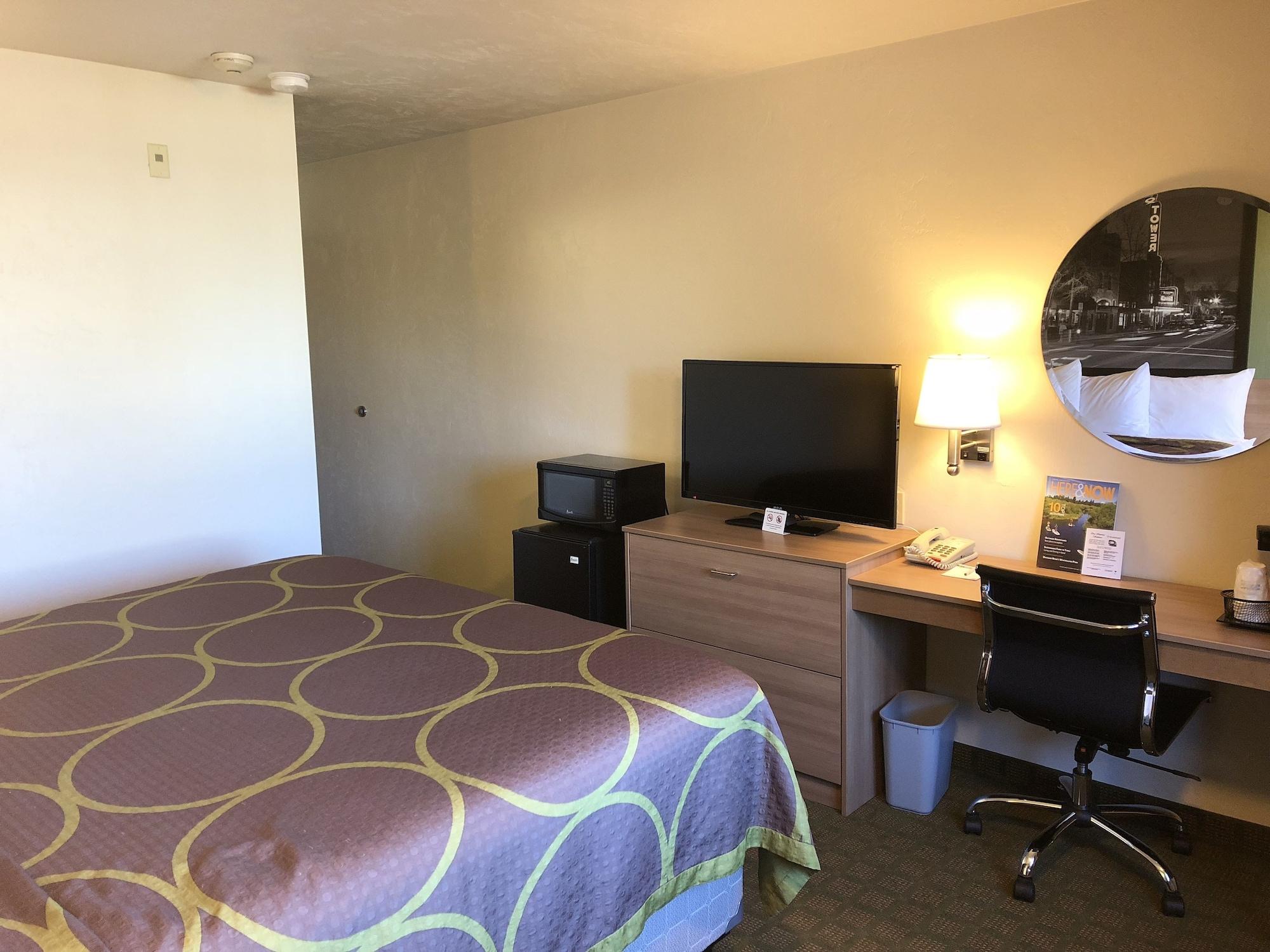 Super 8 By Wyndham Bend Hotel Ngoại thất bức ảnh