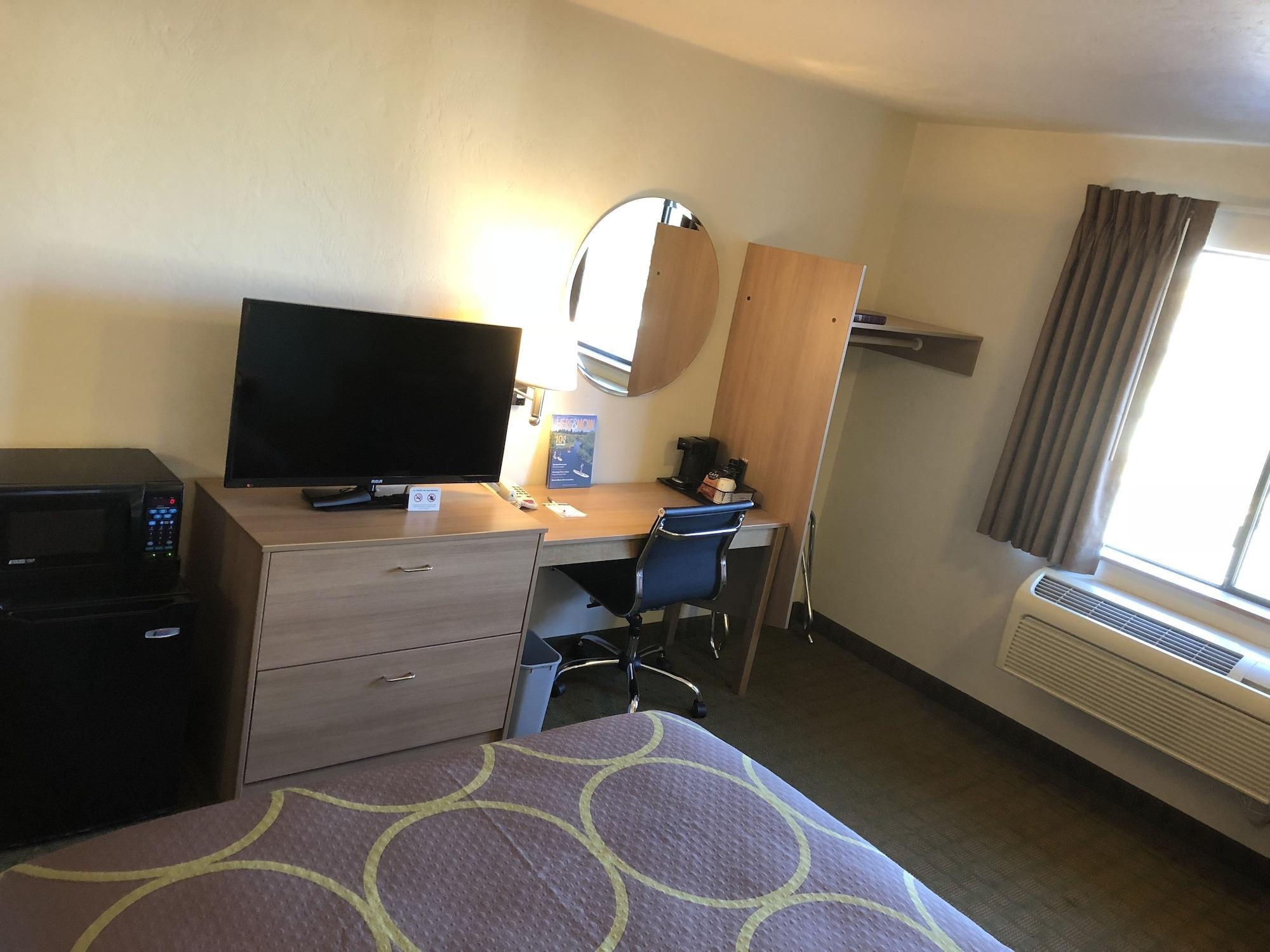 Super 8 By Wyndham Bend Hotel Ngoại thất bức ảnh