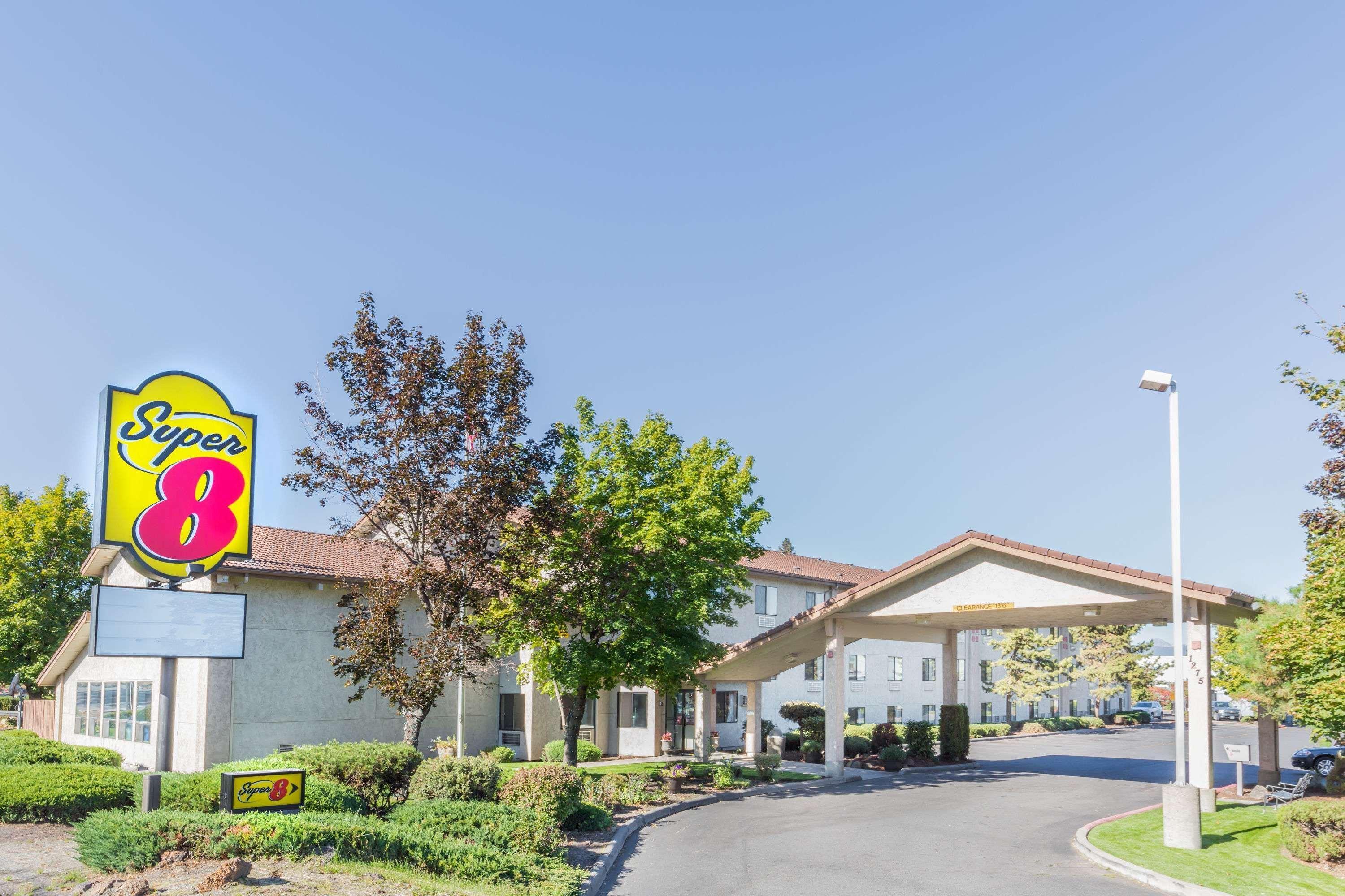 Super 8 By Wyndham Bend Hotel Ngoại thất bức ảnh