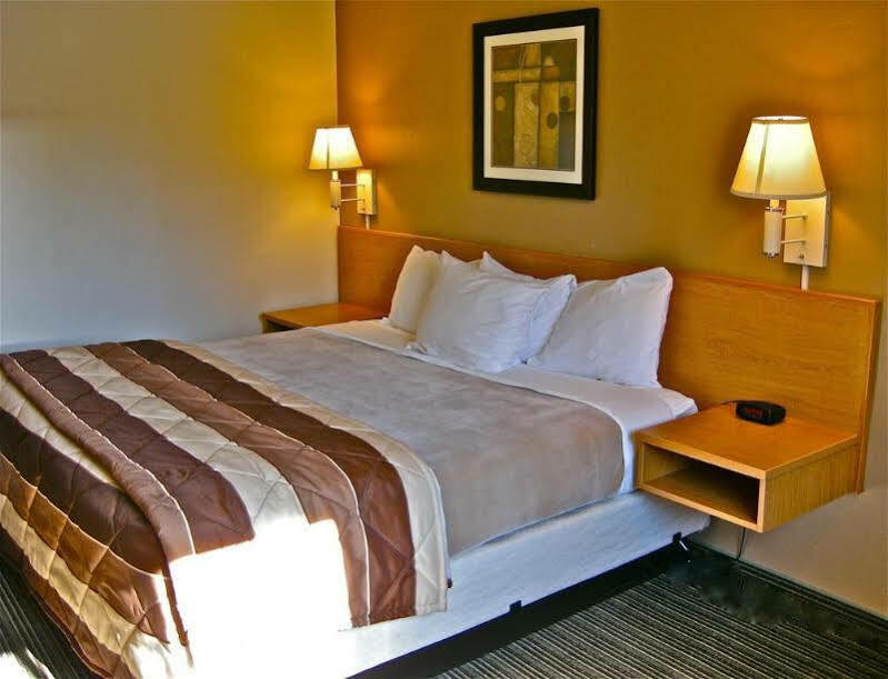 Super 8 By Wyndham Bend Hotel Ngoại thất bức ảnh
