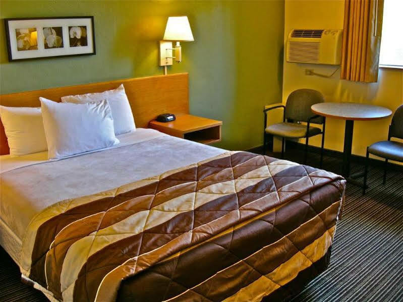 Super 8 By Wyndham Bend Hotel Ngoại thất bức ảnh