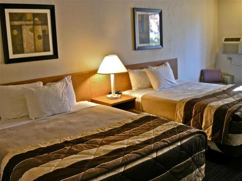 Super 8 By Wyndham Bend Hotel Ngoại thất bức ảnh